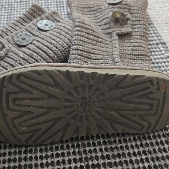 UGG Cardi Knit Ankle Boots, Size 2, Damaged But Good Condition, Stylish! - Picture 8 of 8